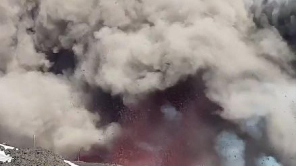 doi romani surprinsi de eruptia vulcanului etna imagini uluitoare