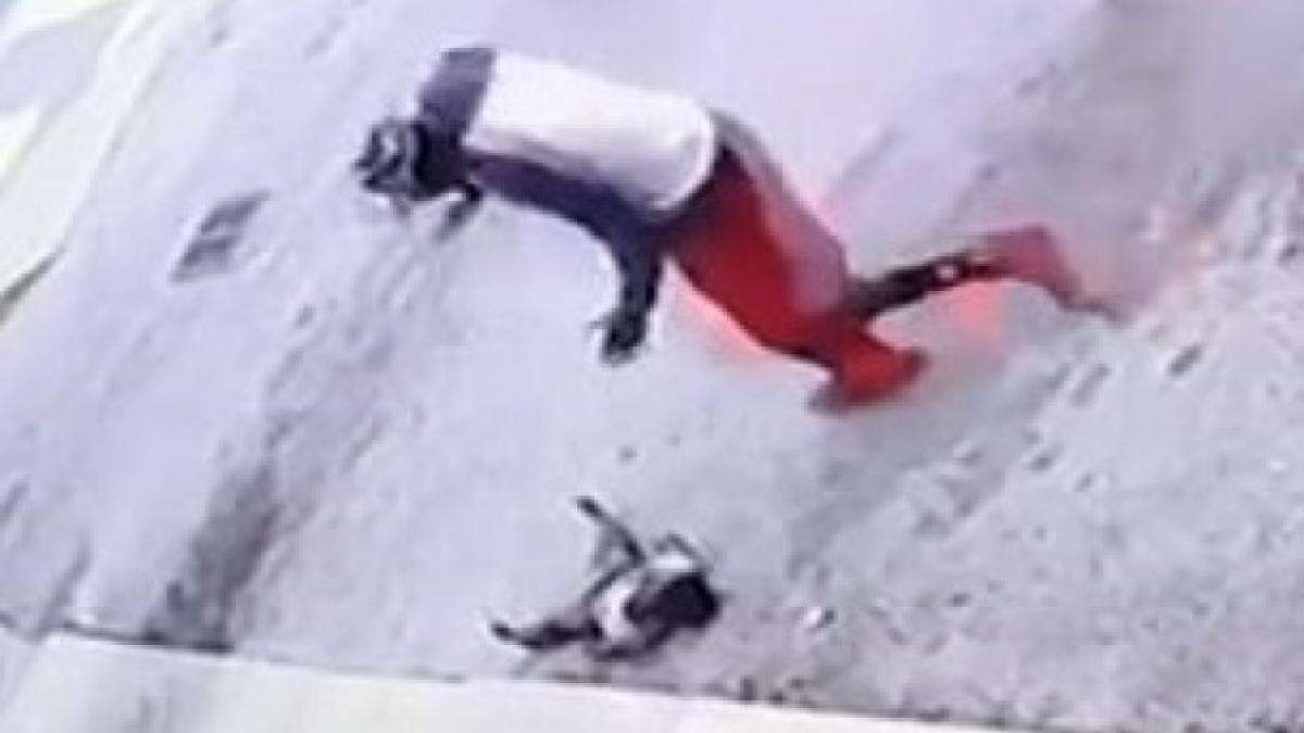 imagini dramatice o fetita care mergea cu tatal ei pe atv a fost aruncata si a dat cu capul de