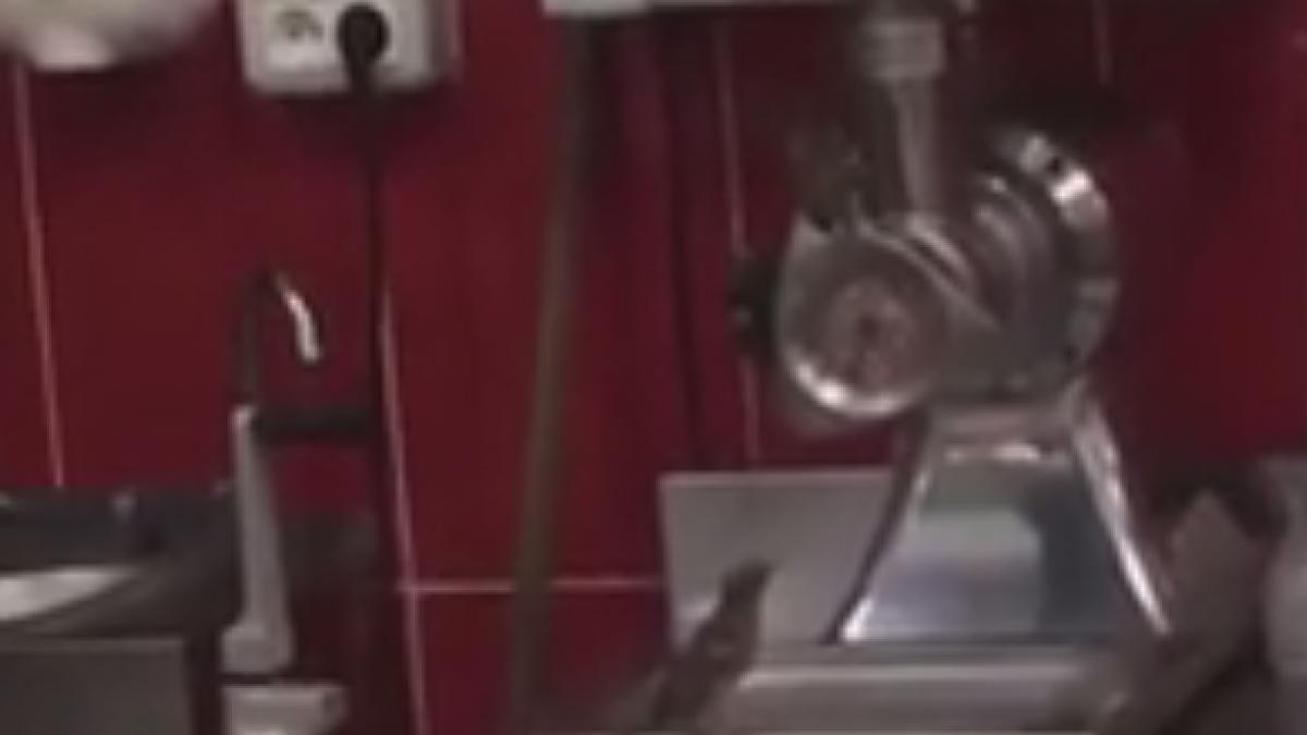 imagini scandaloase intr un supermarket din dej mancau din masina de tocat carne si angajatii nu