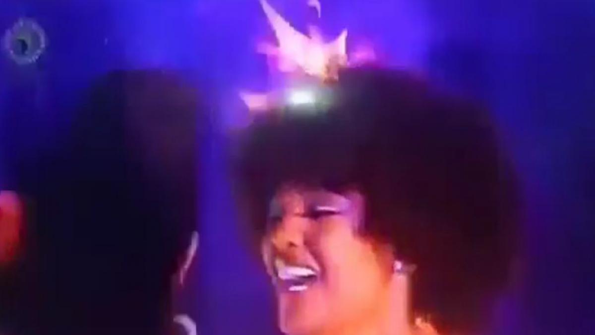 panica totala in finala unui concurs de miss parul castigatoarei a luat foc pe scena video