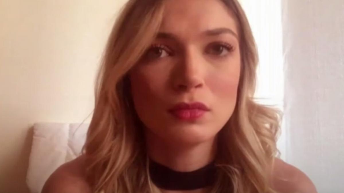 si a uitat cadoul de la prietenul sau la restaurantul unde luasera cina cand a ajuns acasa si a