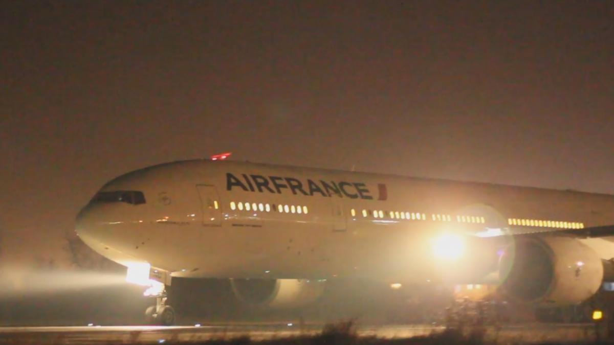 alerta pe aeroportul otopeni un avion a aterizat de urgenta video