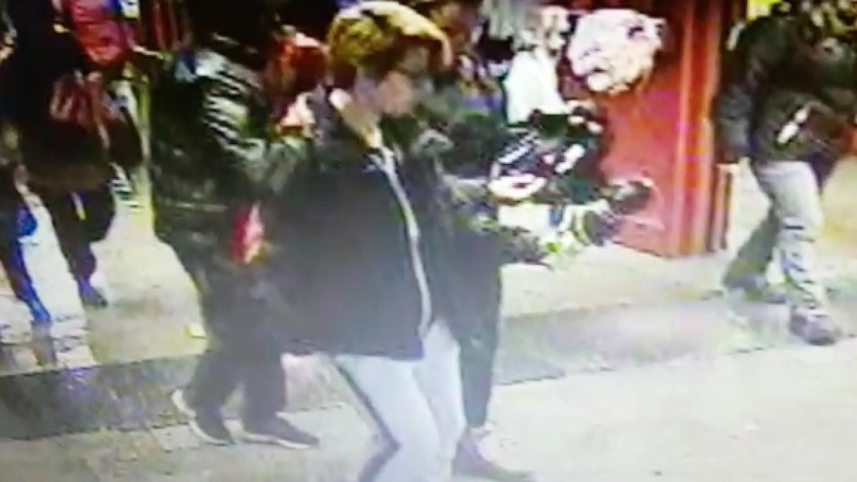 oamenii ieseau de la metroul din bucuresti cand un barbat s a apropiat de grup dupa care a facut