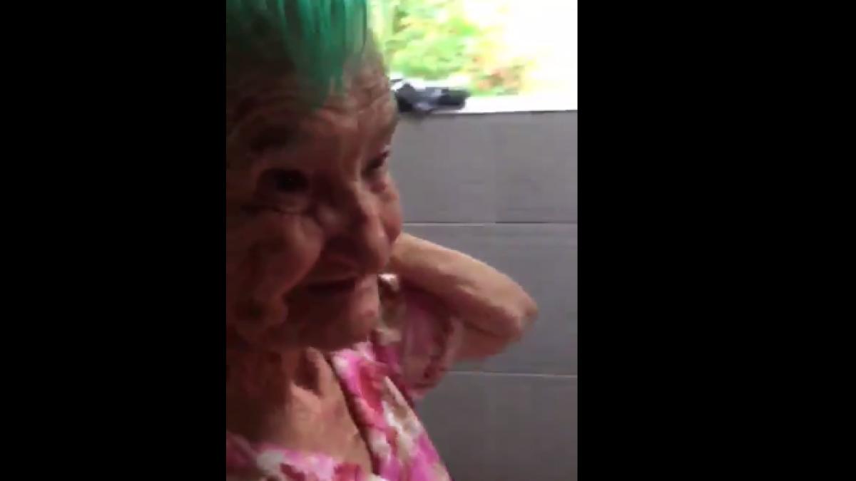 bunicuta a vrut mereu sa si vopseasca parul dar intr o zi s a intamplat reactia ei a devenit virala