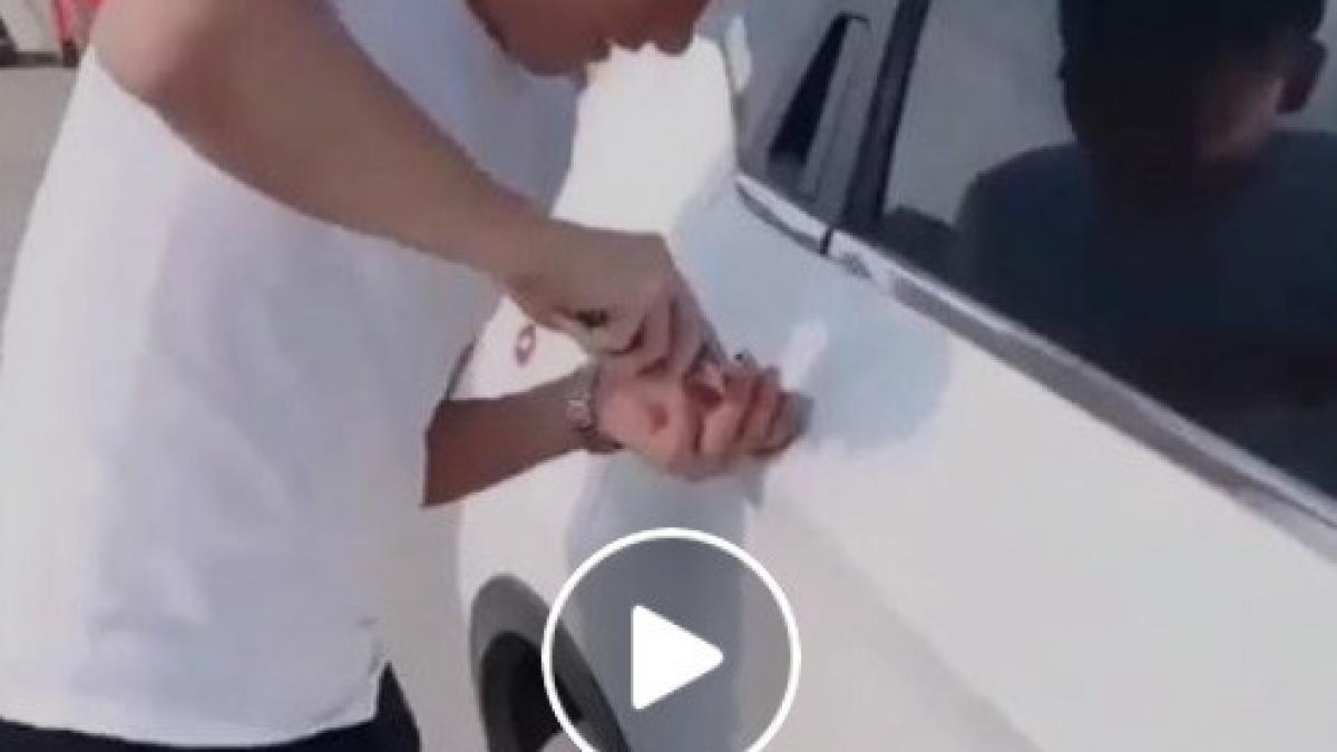 a observat ca portiera din spate a masinii nu are maner si s a grabit sa rezolve situatia cand a