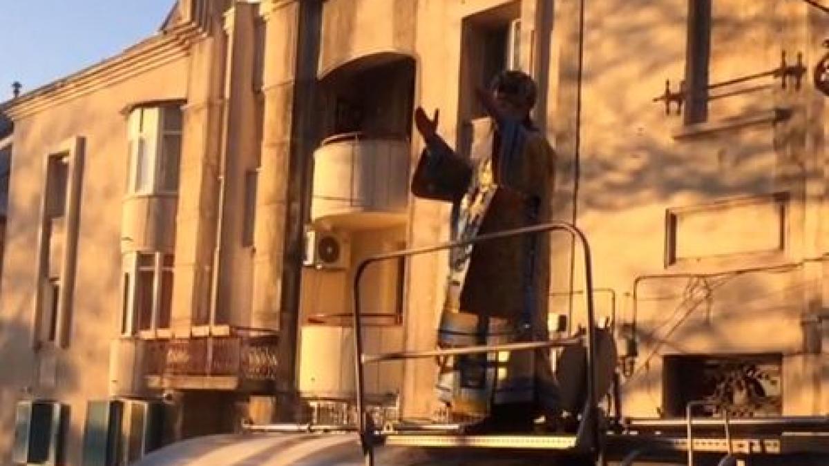 arhiepiscopul teodosie s a urcat pe cisterna pentru a sfinti apa in ajunul bobotezei