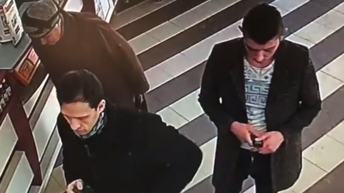 barbatul a intrat intr o farmacie din sibiu si s a apropiat de tejghea ca si cand ar fi vrut sa