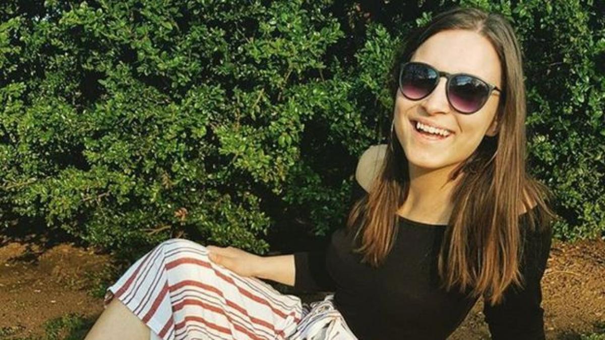 povestea ciudata a unei tinere de 21 de ani nu multi o accepta asa pe laura si totusi se