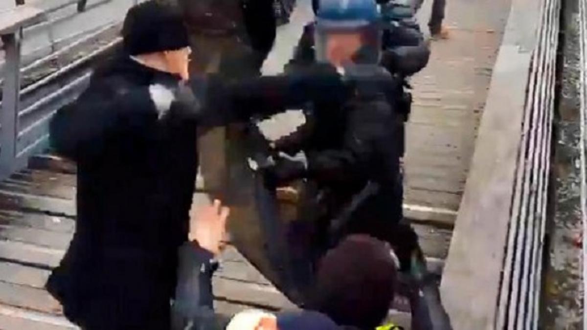 proteste violente in franta un fost campion la box surprins in timp ce agresa un jandarm