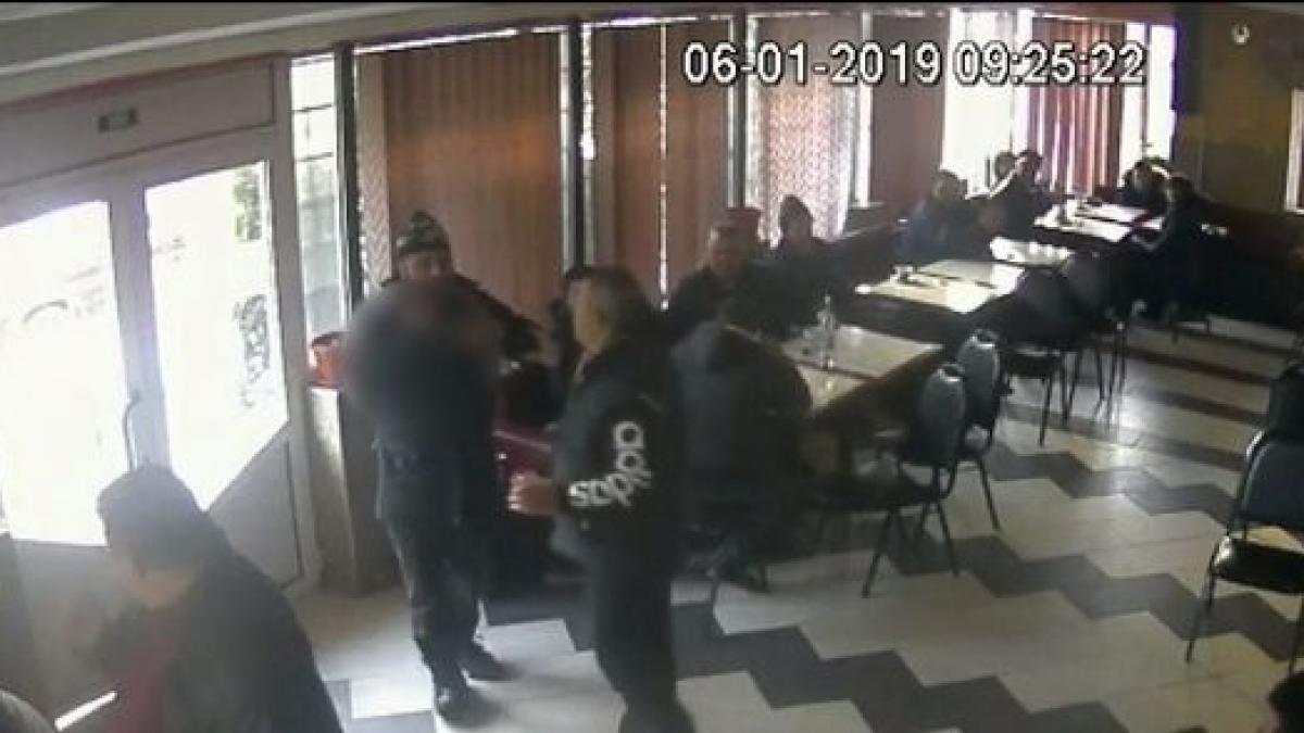 teroare intr un bar din valcea mai multi oameni au fost amenintati cu cutitul