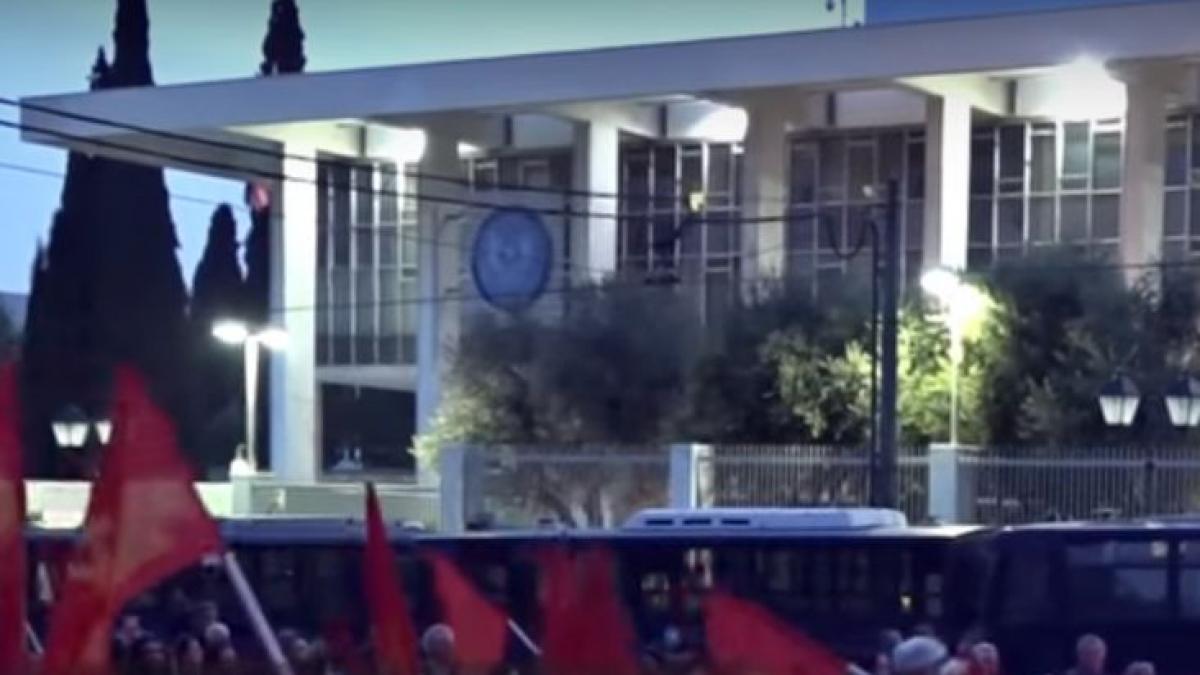 alerta in grecia anarhistii au atacat ambasada sua din atena