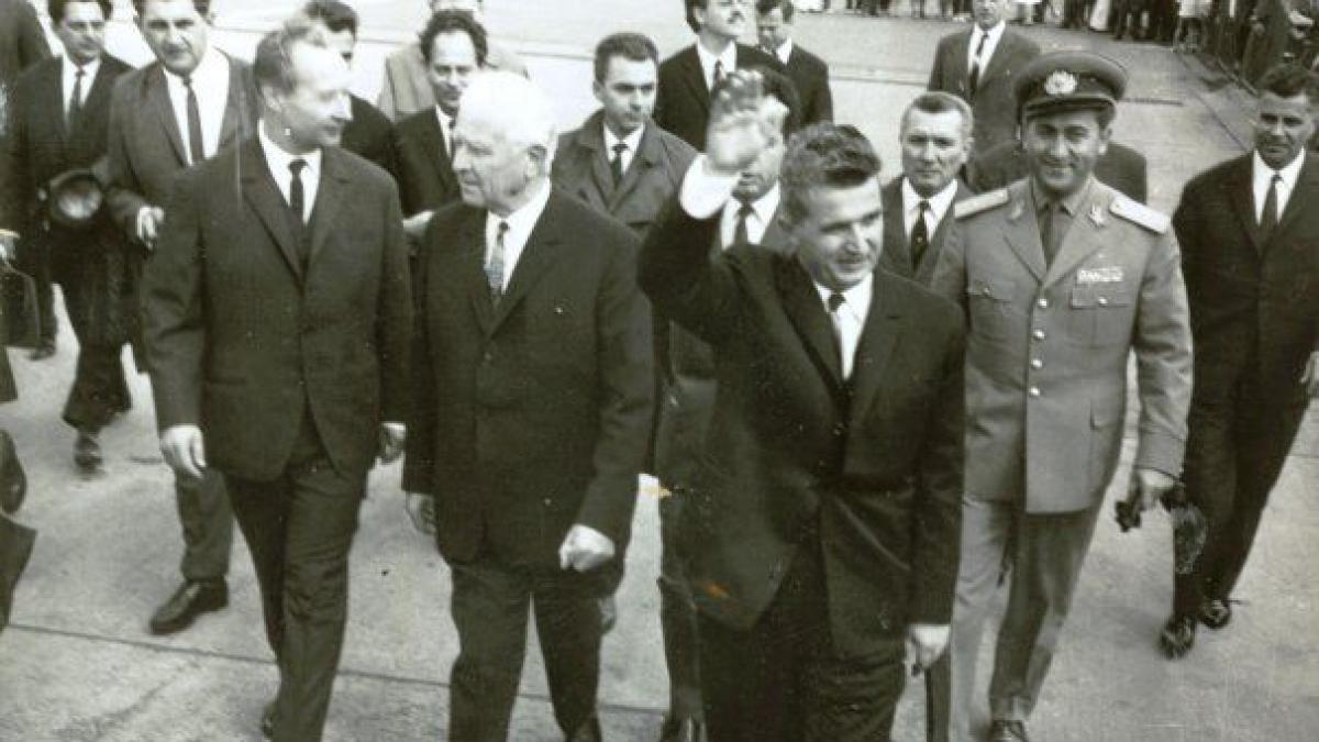 ceausescu nu avea niciodata bani la el ce nu i lipsea totusi din buzunare cand pleca undeva