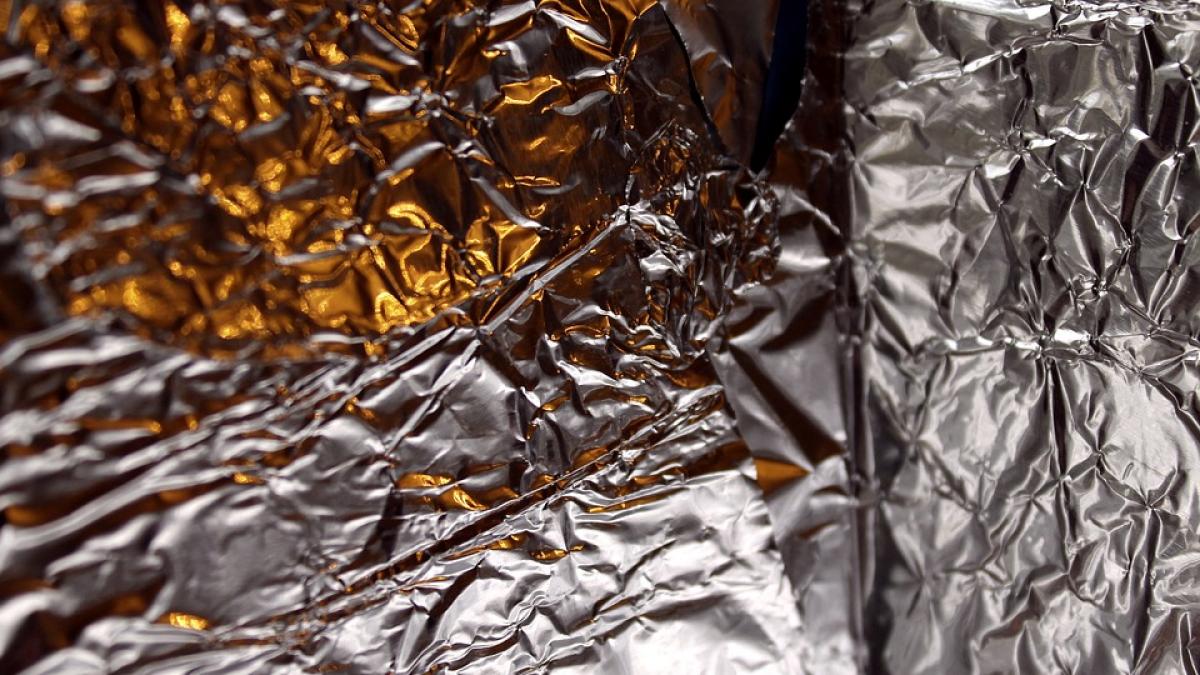 incredibil de ce au inceput tot mai multi romani sa poarte o folie de staniol in buzunar