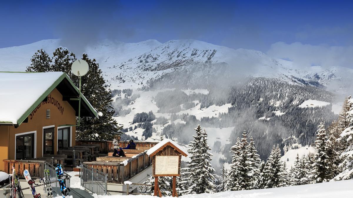 mii de turisti au ramas blocati intr o statiune de schi doi oameni au murit in urma avalanselor