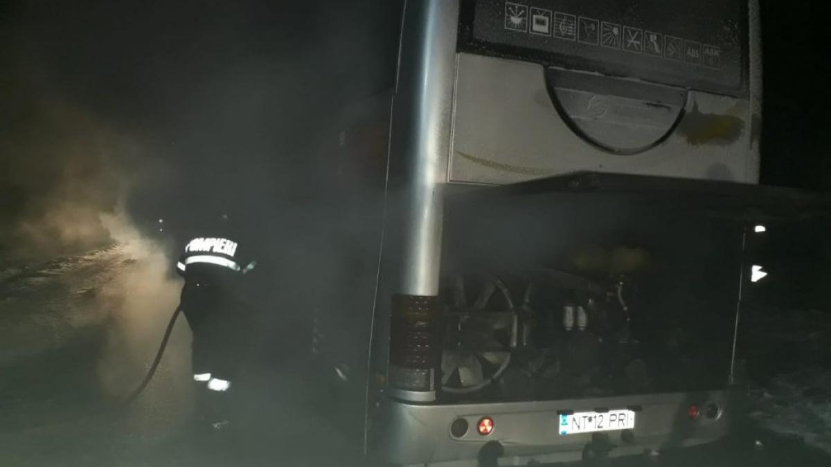 un autocar in care se aflau aproximativ 30 de persoane a luat foc in judetul neamt