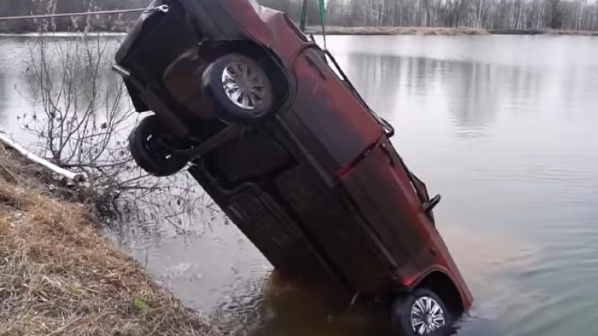 aceasta lada a stat sase luni sub apa ce s a intamplat cand s au decis sa vada daca porneste video