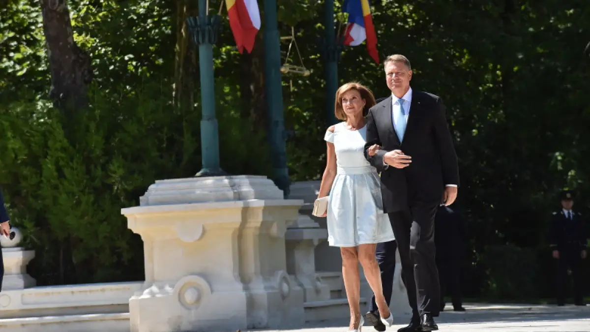 klaus iohannis castiga intr o luna cat incaseaza sotia lui intr un an ce salariu are presedintele