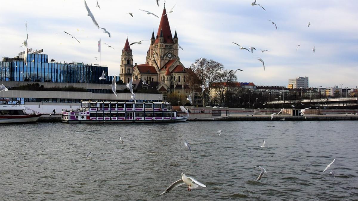 ianuarie luna calatoriilor ieftine cu doar 10 euro puteti sa zburati pana la viena