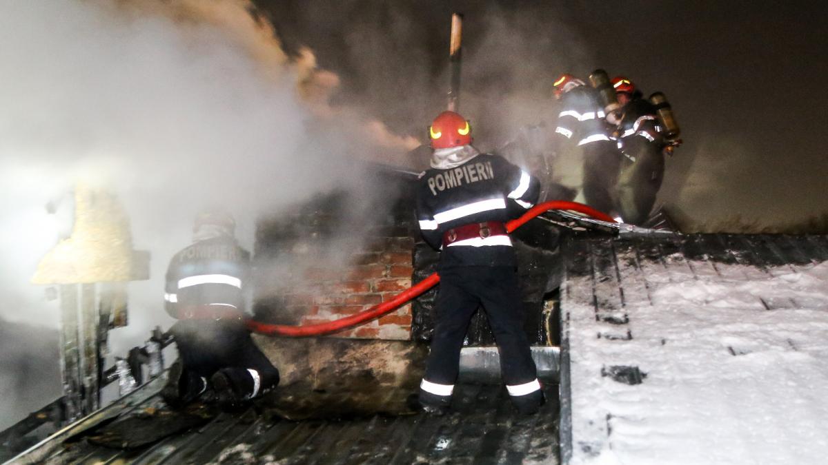 incendiu de amploare in capitala sase case lipite intre ele au fost distruse de flacari