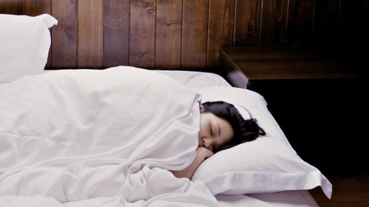 motivele pentru care trebuie sa dormi in fiecare noapte pe partea stanga