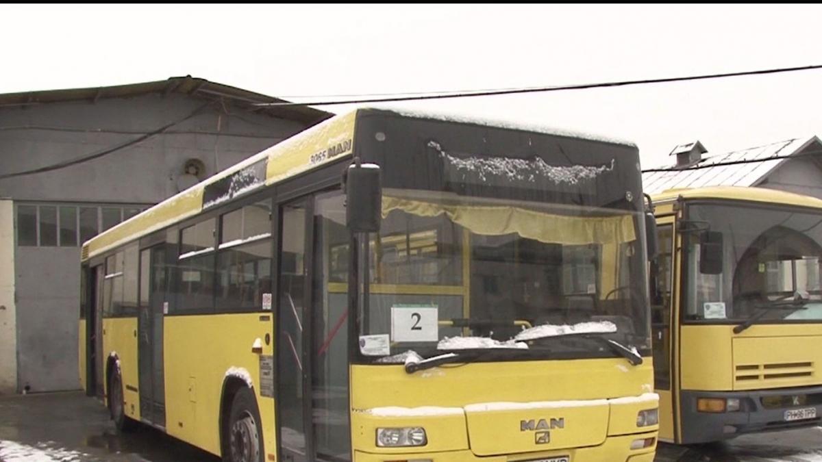 caz incredibil la ploiesti o tanara a cazut pe geamul autobuzului