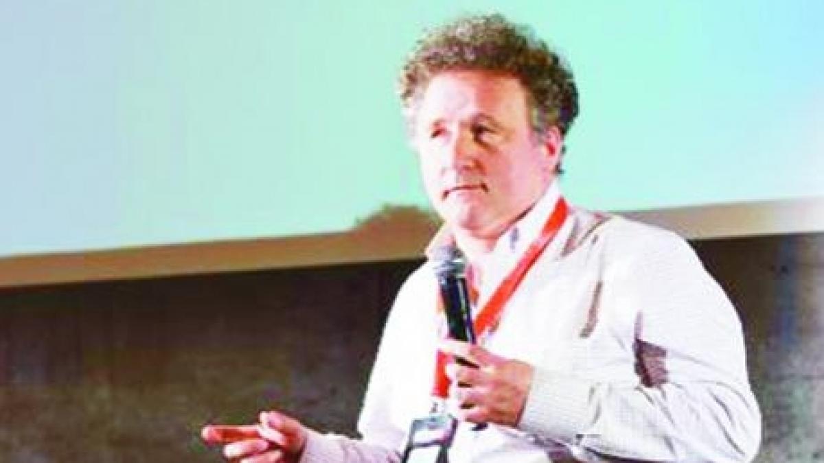 un roman creeaza strategia de imagine a sua in lume