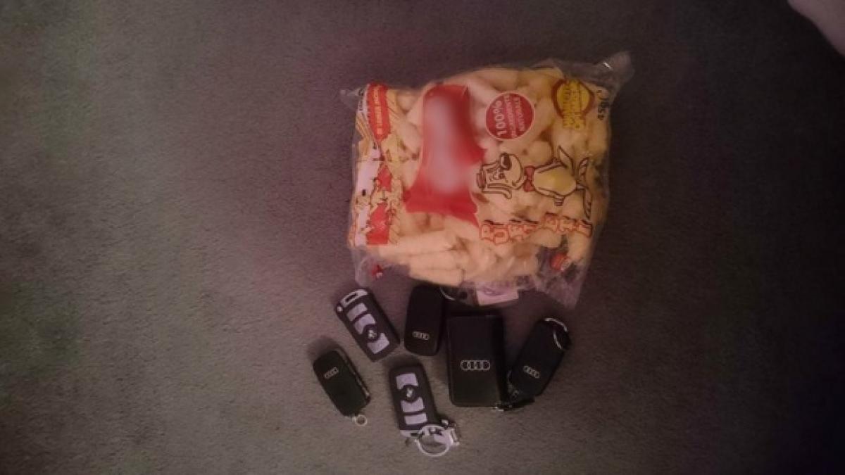 un roman din anglia si a fotografiat cheile masinilor sale alaturi de o punga de pufuleti ce mesaj