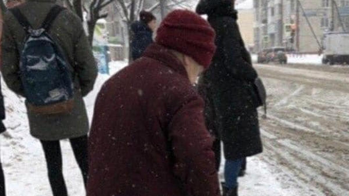 ce a scris o pensionara din iasi cu bastonul pe zapada in statia de tramvai