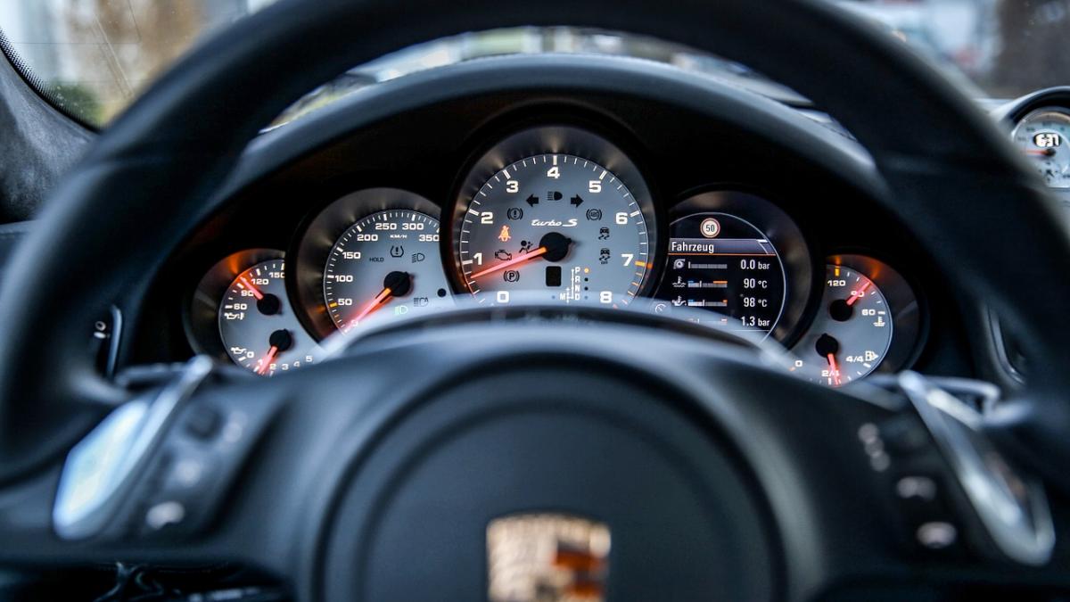 fiscul a scos la licitatie masini de lux confiscate pretul uimitor la care se vinde un porsche