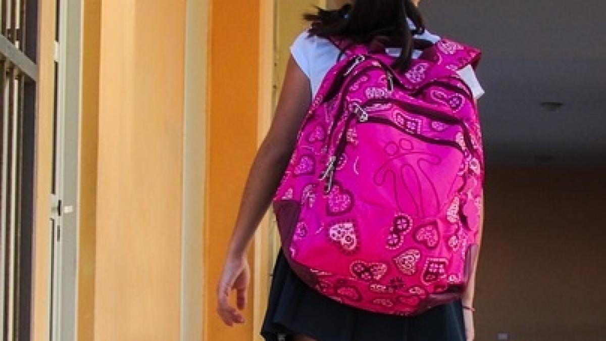 sfat de sanatate pericolele ghiozdanelor purtate de copii ce greutate ar trebui sa care cei mici in