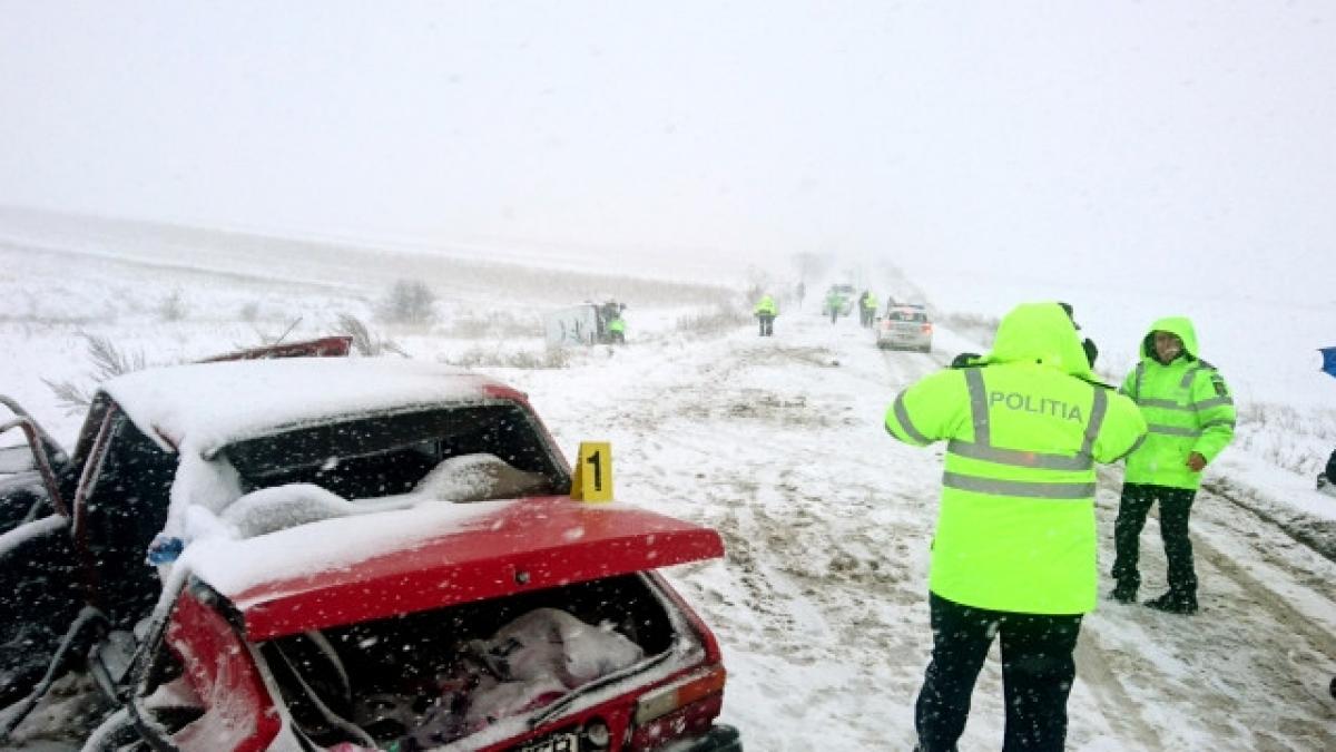 accident grav in arad un mort si trei raniti dupa doua autoturisme s au ciocnit frontal