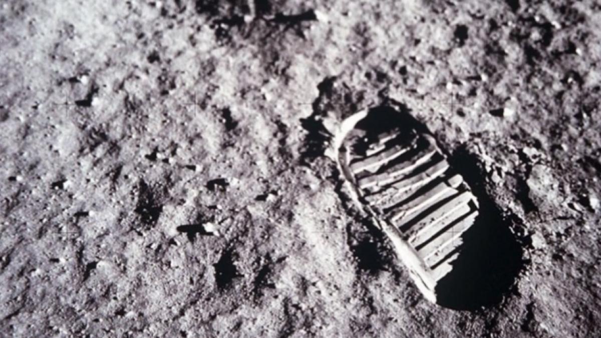 motivul pentru care urma pasului lui neil armstrong de pe luna este diferita de cizma sa