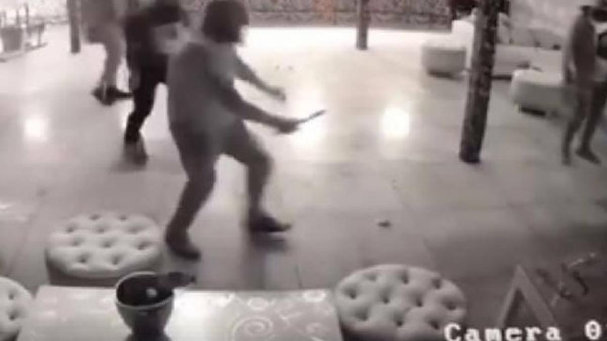 momentul in care autorul crimei din medias a scos cutitul imagini din interiorul clubului video