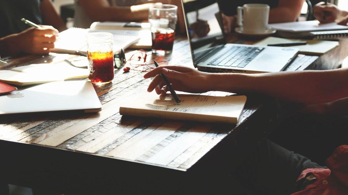 ei sunt salariatii romani care vor lucra cu jumatate de norma dar vor primi salariu intreg