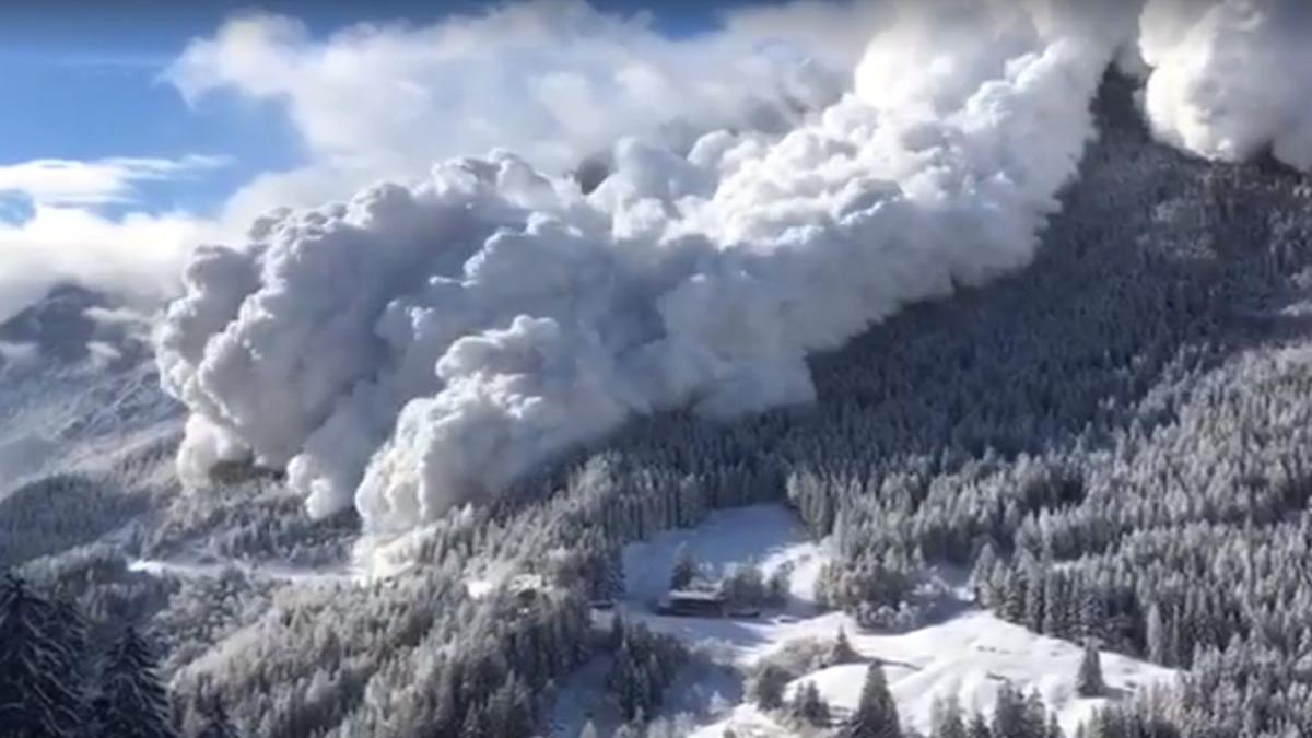 o avalansa impresionanta a fost filmata in alpii elvetieni video