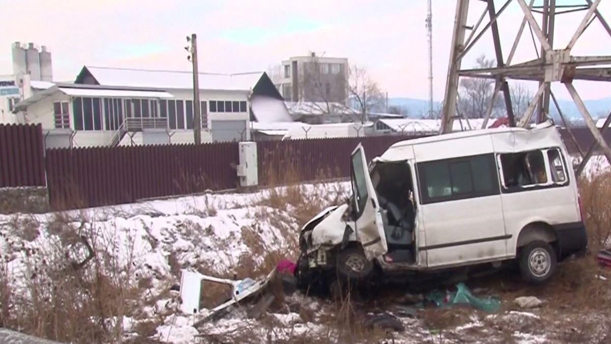un microbuz in care se aflau 11 oameni s a rasturnat in dolj