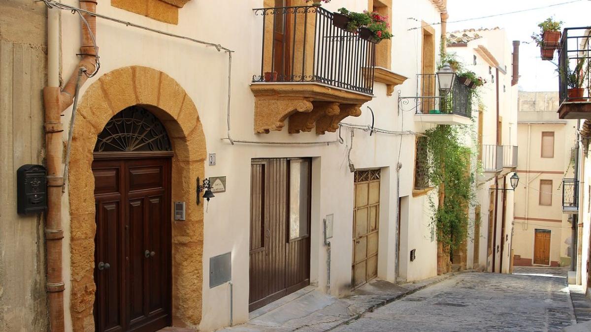 un oras din sudul italiei vinde case cu doar un euro si tu poti cumpara una ce conditii trebuie sa