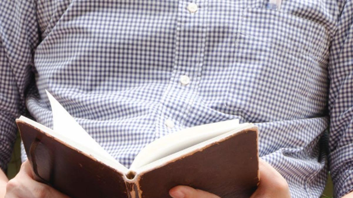 a cumparat o carte cu 10 lei cand a deschis o a avut surpriza vietii lui