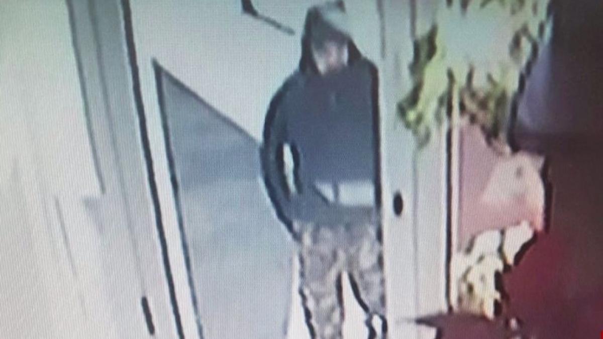 primele imagini cu suspectul de jaf de la bijuteria din ploiesti