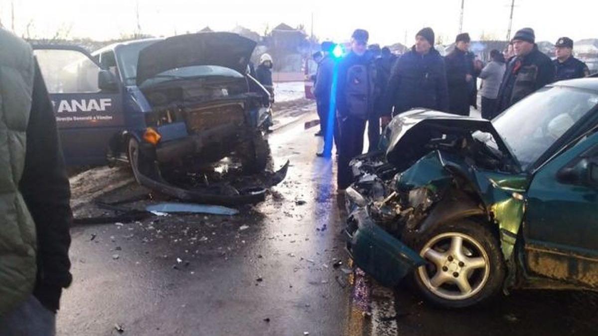 un microbuz al anaf a fost lovit de o masina sunt trei victime
