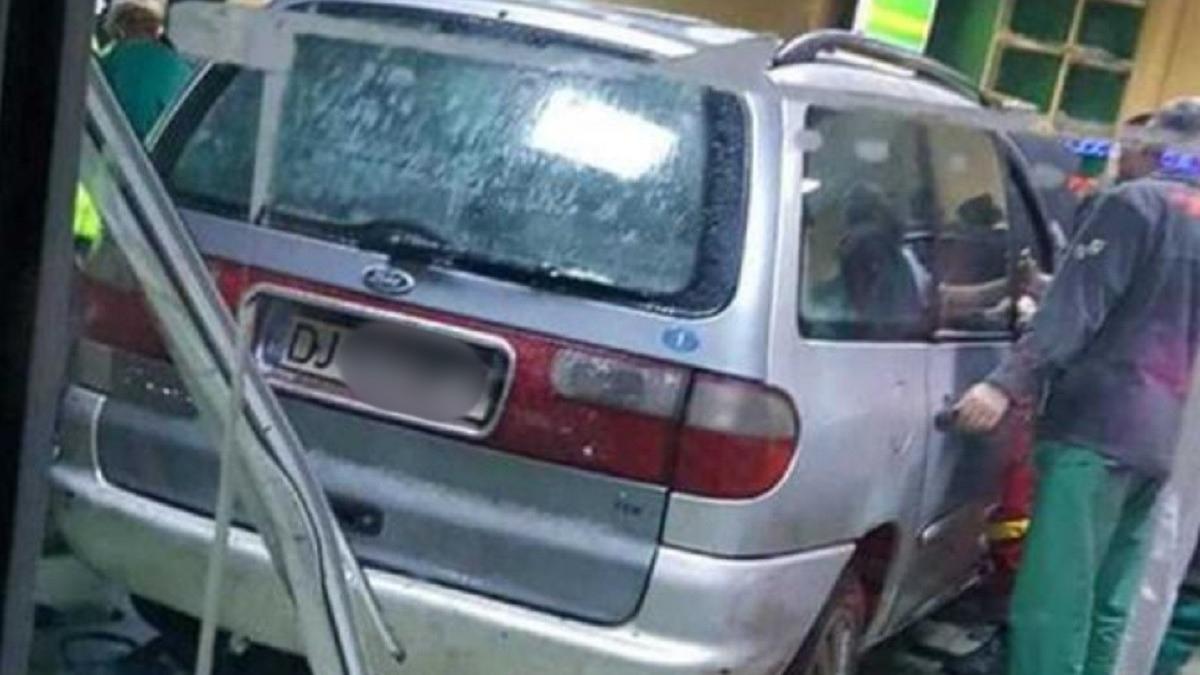 un barbat a intrat cu masina in sectia de urgente a spitalului din craiova