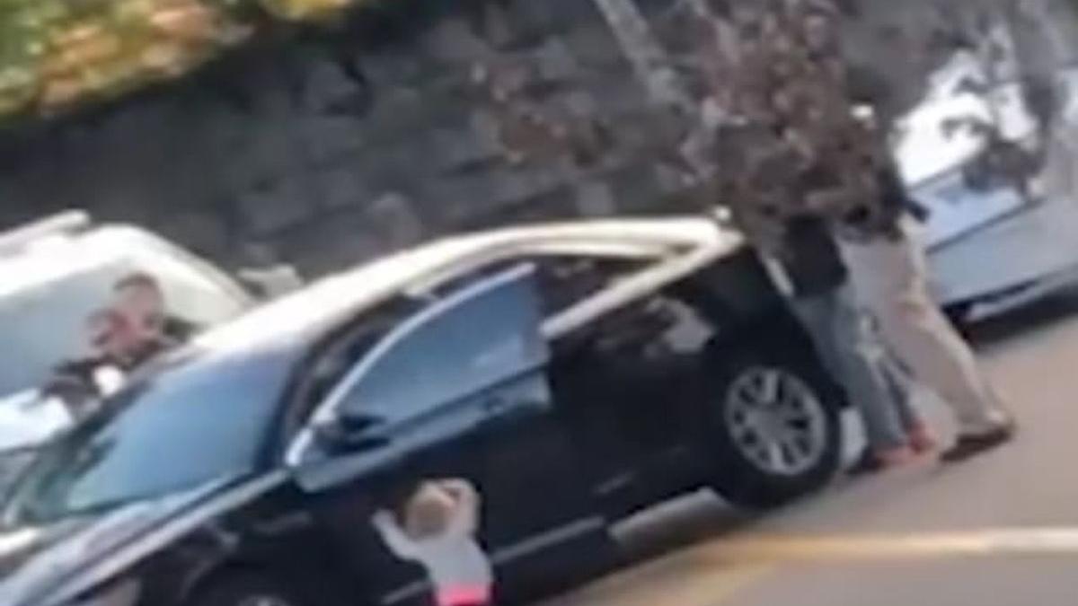 imagini socante cu un copil de doi ani dupa ce parintii sai au fost arestati gestul micutului a