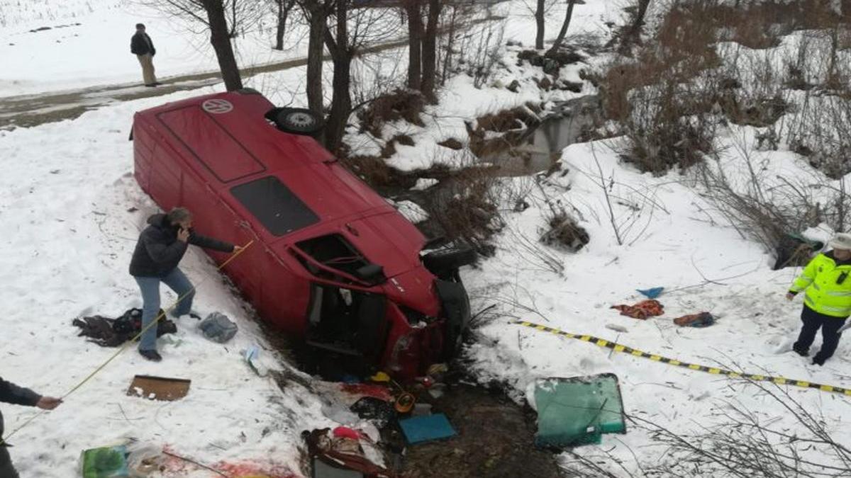 o persoana a murit si cinci au fost ranite dupa ce un microbuz s a rasturnat in judetul bacau