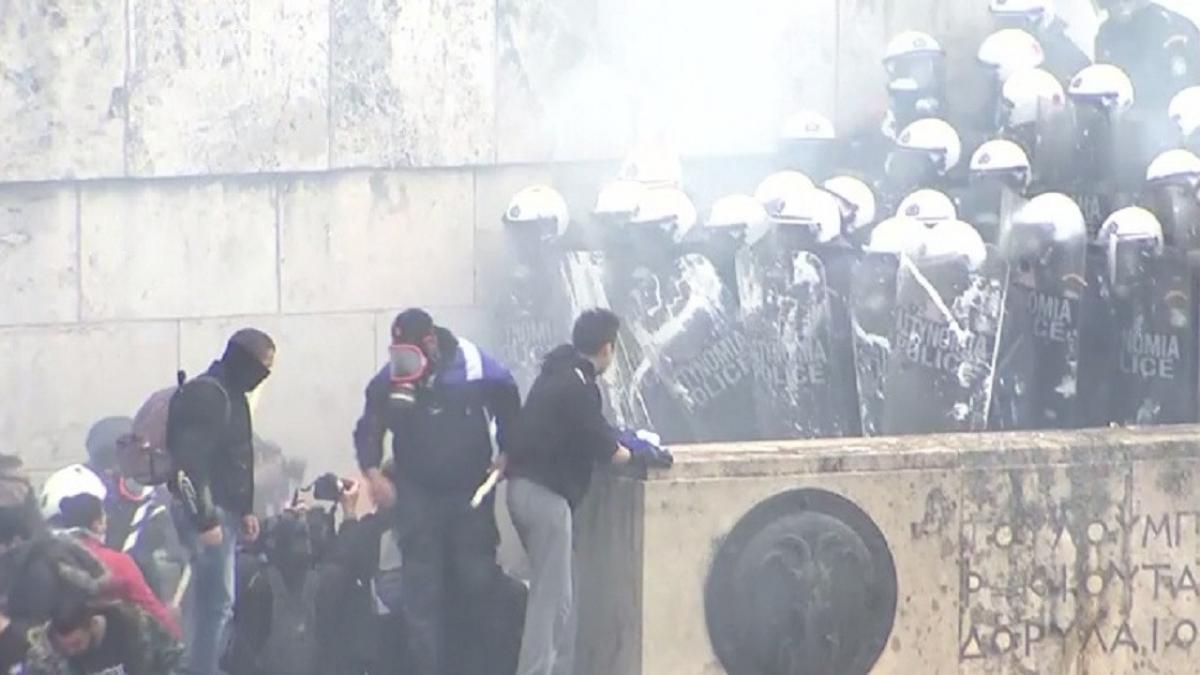 zeci de mii de manifestanti la atena impotriva acordului privind denumirea macedoniei