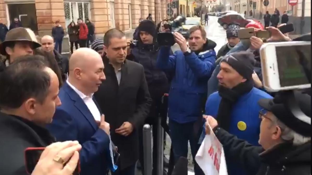 codrin stefanescu si eugen nicolicea huiduti la sibiu video