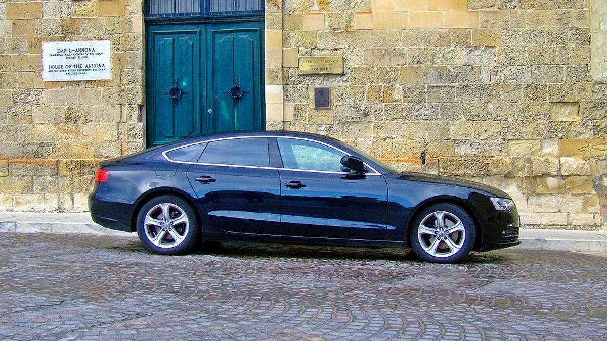 tara care a interzis masinile negre si bijuteriile de aur