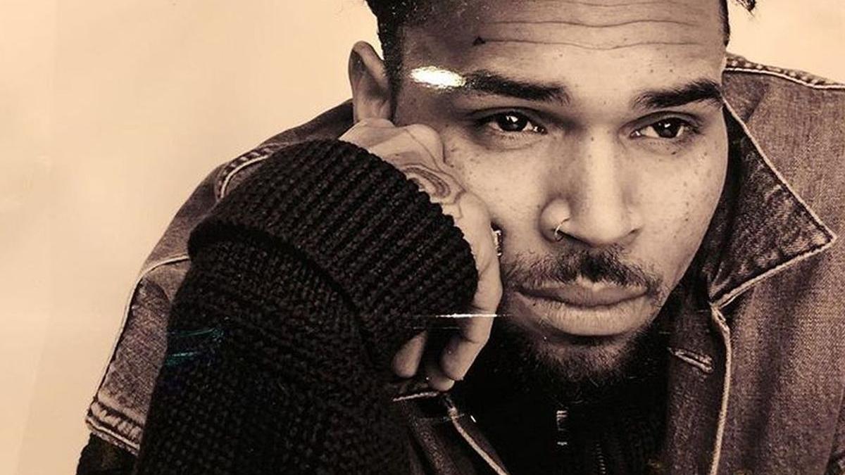cantaretul chris brown a fost arestat e acuzat de viol