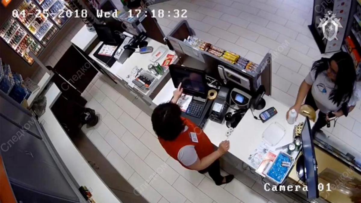 femeia si a lasat copiii in masina si a intrat in benzinarie a cumparat doua batoane de ciocolata