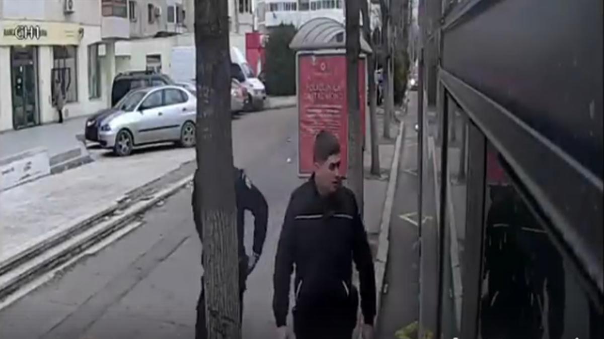 era intr un autobuz din constanta cand a vazut un barbat care asculta muzica la telefon data tare