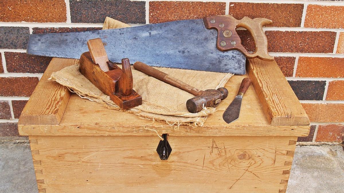 sotia i a cumparat o trusa de scule dar cand a deschis o barbatul a incremenit a chemat imediat